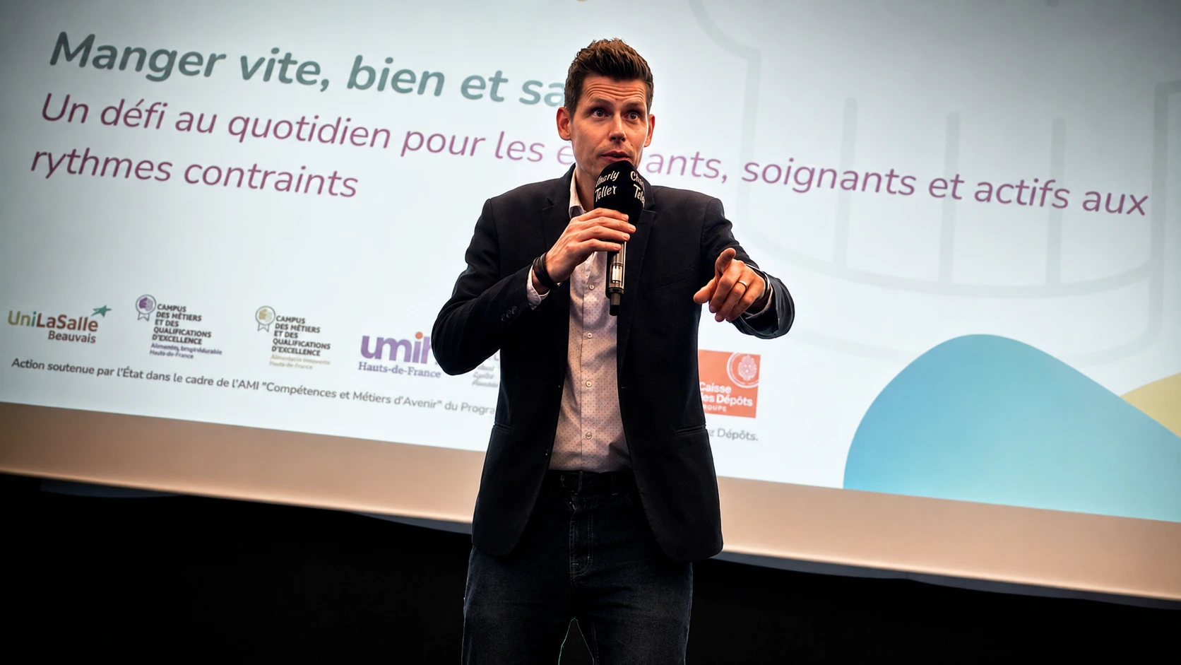 Charly Teller, animateur événementiel et maître de cérémonie, anime les échanges lors de la troisième édition du Colloque Alim'Care au Quai de l'Innovation à Amiens, consacrée à l'alimentation des soignants, des étudiants et des professionnels en horaires contraints.