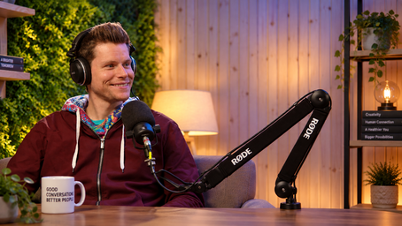 Charly Teller au micro dans un studio de podcast