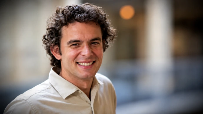 Portrait de François L., directeur de la communication du Valenciennes FC
