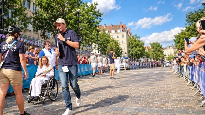 Charly Teller au micro lors d’une animation autour des Jeux de Paris 2024